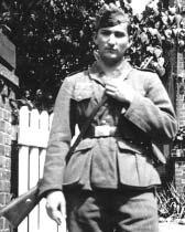 Měješe sotru, Beatu (1926 2007), a dweju bratrow, Handrija (1924 1995) a Pětra (1931 1984), pozdźišeho serbske ho wučerja, spisowaće la a wědomostnika. Swo je dźěćatstwo přežiwi Ju rij Malink we Łazu.