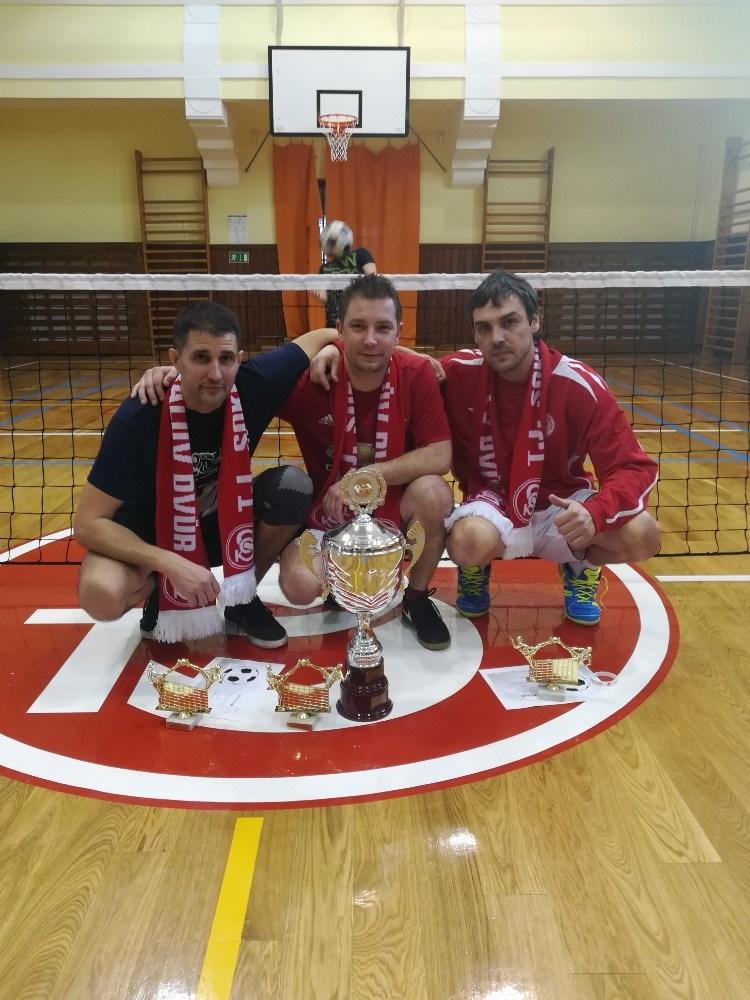 Turnaj o pohár starosty sokola v nohejbale trojic Před koncem roku 2018 byl odehrán již 4. ročník poháru starosty sokola v nohejbalu trojic.