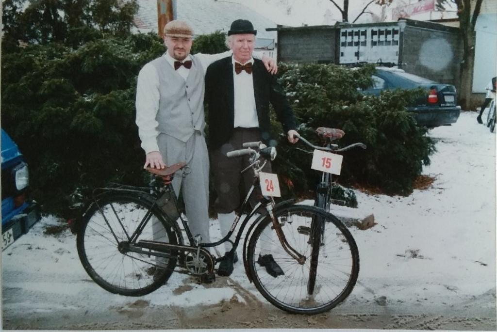 PREZENTACE ODBORŮ A ODDÍLŮ T. J. SOKOL KRÁLŮV DVŮR - CYKLISTIKA SILVESTROVSKÝ BĚH FOTO ZÁZNAMU V KRONICE Nedílnou součástí historie oddílu cyklistiky je Silvestrovský běh.