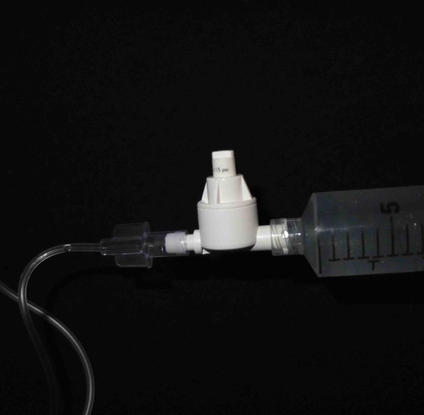 2 ml stříkačka: tlak > 20