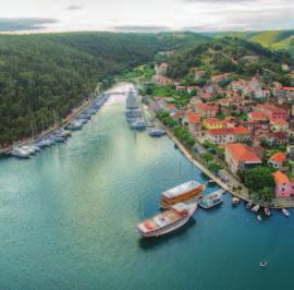 Kvůli nebezpečí číhajícímu na lodě, které proplouvají tímto labyrintem skal a moří, krášlí Kornaty četné starobylé majáky, například Blitvenica a Sestrice, které dnes představují cíl turistů