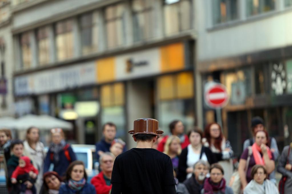 P edpremiérouseuskute9nilydv0ve ejnéukázkypráce,vkv0tnuvewxárunadsázavoua vprazenastarom0stském nám 0stíajednap edpremiéravostrav0nabulváru Jantrová. Inscenacivroce2015zhlédlo celkem kolem 500divák4.