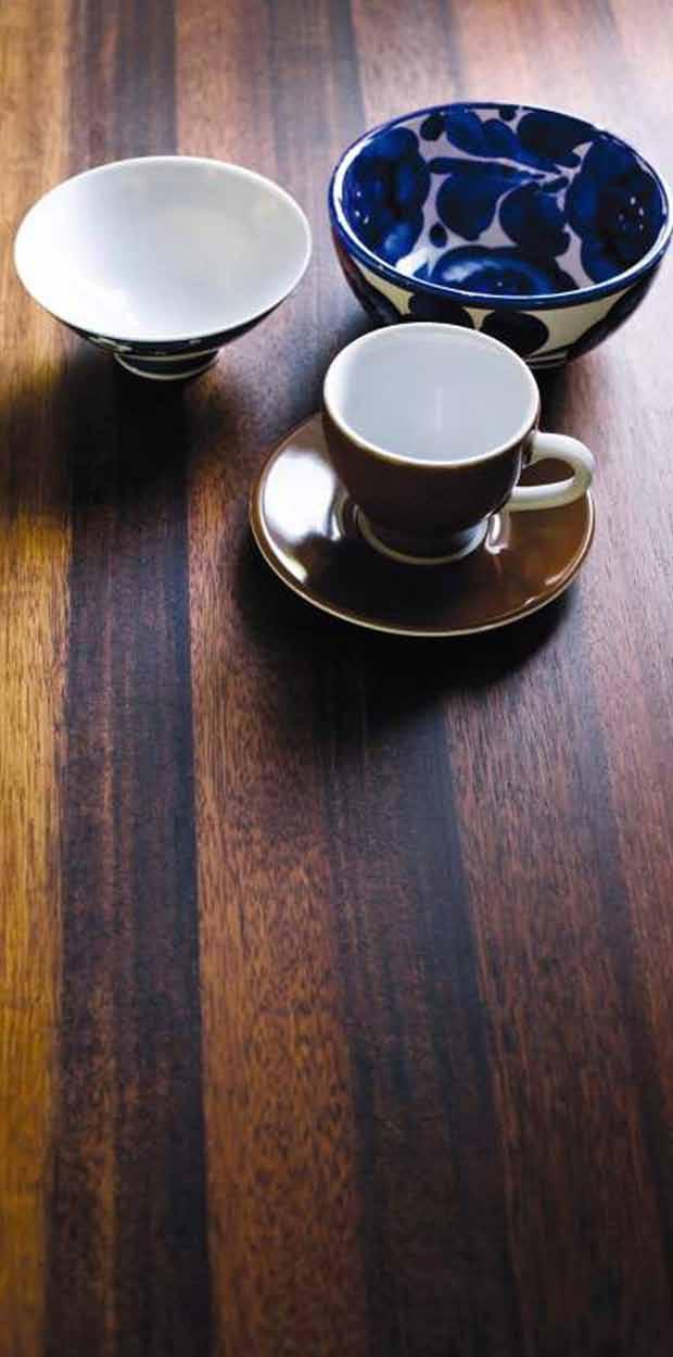 Natural wood Olej na nábytek Ošetřující olej na nábytek. Proniká do povrchu dřeva a uzavírá ho před průnikem tekutin a špíny, brání tak nežádoucím změnám barvy.