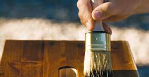 Při výběru nátěru na dřevo v exteriéru v podstatě platí pravidlo, že pokud je dřevo nové a dříve neošetřené, můžete si vybrat mezi lazurovacím lakem a olejem.