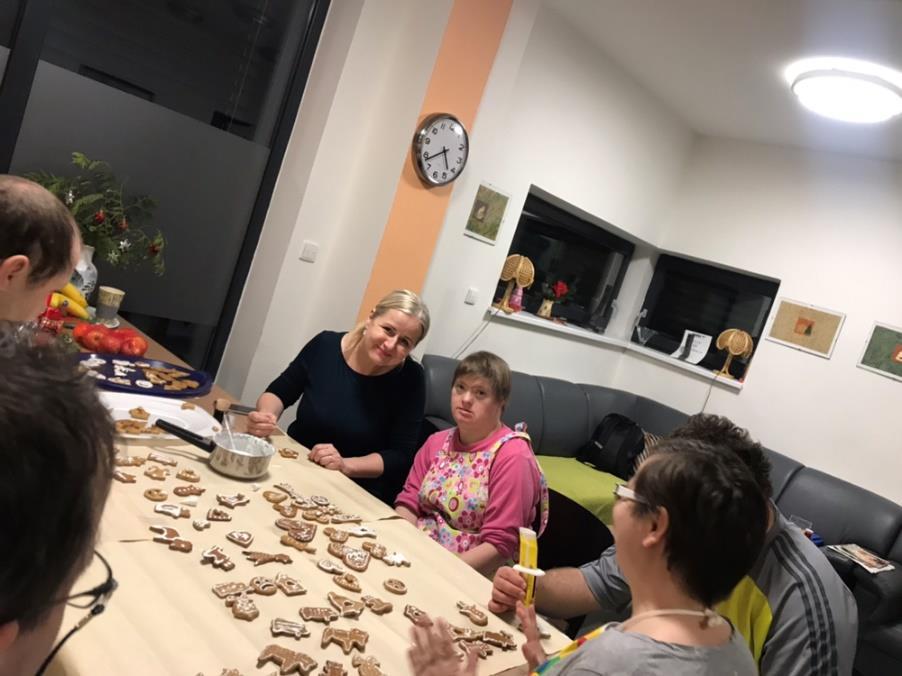 Text: HANA ZÁBRANOVÁ Foto: LUCIE MRAČKOVÁ Chráněné bydlení Třebovice Na snímku zleva manažerka hotelu Imperial Ostrava Miriam Čechová mezi svými hostiteli z Chráněného bydlení Třebovice.