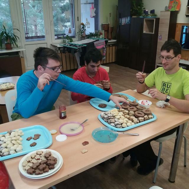 Sledovat, jak se z nevábné hroudy těsta vytváří půvabné tvary, poslouchat ten příjemný hukot a radost, kterou provází společná práce, vnímat tu půvabnou adventní atmosféru, osahat si vlastníma rukama