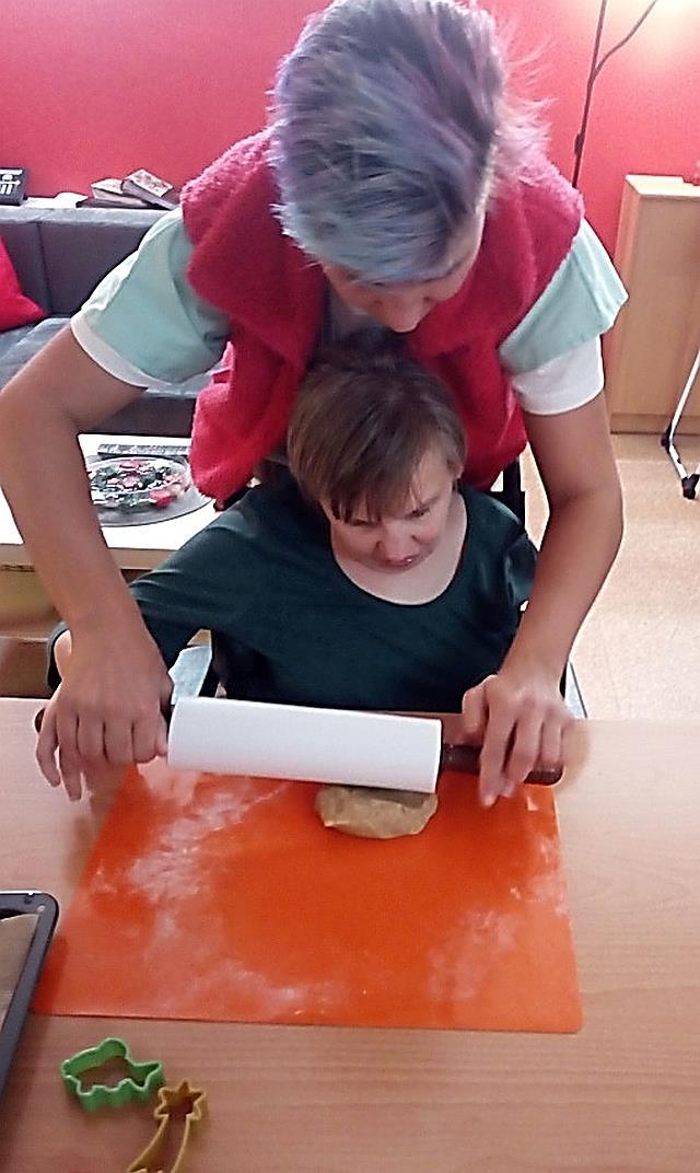 Nechat každého člověka vstoupit prostřednictvím mnoha malých běžných úkonů do života, pomoci mu k tomu, aby mohl spolu s ostatními prožívat plnost činností, prožitků a radostí, takto se překonává