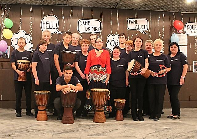 a tamburín. Od moderátora večera, pana Romana Pastorka, bylo velmi milé, když naši tanečnici představil publiku a sám ji přivedl na pódium.
