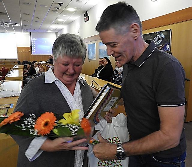 Při této mimořádné události nechyběl ani ředitel naší organizace, PhDr. Svatopluk Aniol, který patřil k prvním gratulantům. Paní Libuše Gajdová pracuje ve Čtyřlístku od roku 1999.