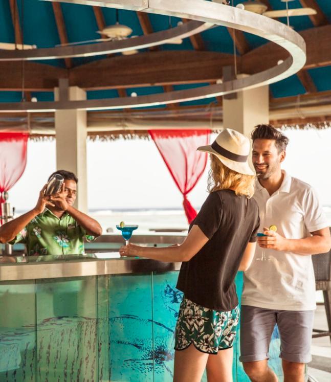 Čas na drink? Využijte otevřených barů během celého dne a večera. The Sunset Bar Vedle bazénu. Tento bar se chlubí terasou z teakového dřeva z které je překrásný výhled na bungalovy na kůlech.