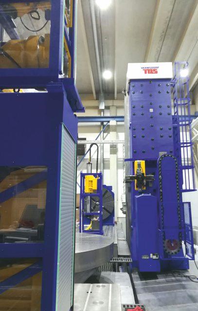 Přídavný stůl Demmeler s rozměry 3000 x 3000 mm, nosností 50 tun, pojezdem v ose V 4000 mm a osmdesáti otáčkami za minutu