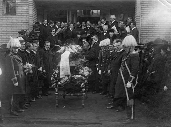 Záběr z pohřbu Jiřiny Hupnerové u rakovnické sokolovny před jejím převozem do Liberce 14.