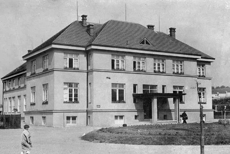 Administrativní a hospodářská budova rakovnické nemocnice v době první republiky (SOkA Rakovník) Autorem projektu zde byl architekt Karel Rošík z Prahy.