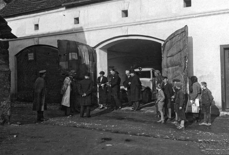 Záchranná stanice v Rakovníku během návštěvy PhDr. Alice Masarykové v roce 1935 (SOkA Rakovník) převezeno do nemocnice 697 osob (z toho 60 osob úplně zdarma).