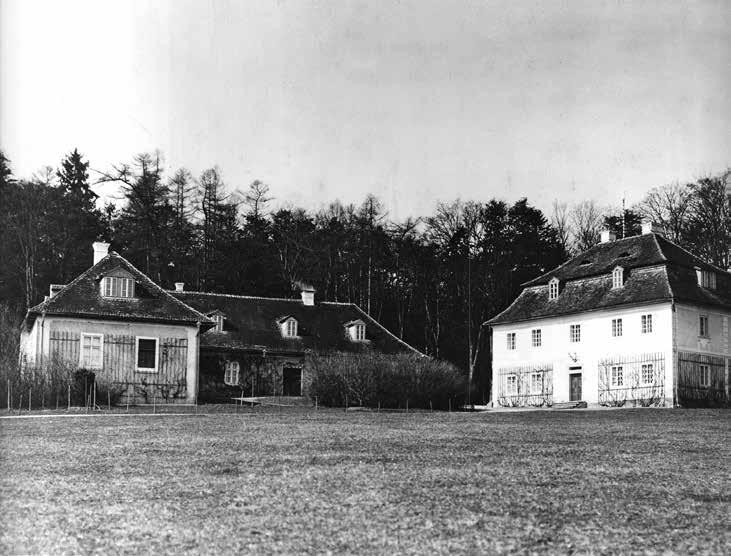 8. Historická fotografie loveckého zámečku Dřevíč od jihovýchodu z doby po roce 1922. Vpravo hlavní reprezentativní zámecká budova čp. 198, vlevo někdejší hospodářské stavení čp. 83.