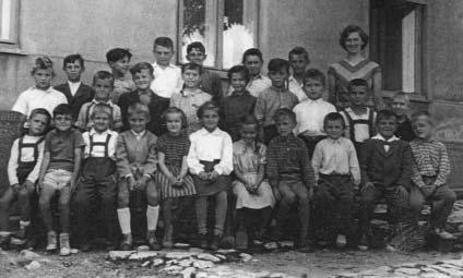 Rok 1954 Rok 1954 Tfiídní uãitelka Ludmila VaÀková 1. fiada zleva: Ladislav MaÀák, Rudolf Kuãera, Zdenûk toudek,?