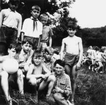fiada zleva: Franti ek âechmánek, Josef Anto, Josef Kratochvíl, BoÏena tevuljáková, Jarmila Dekafiová, Josef Zemek, Stanislav Králík, Jan Juriga, Josef MaÀák 3. fiada zleva:?
