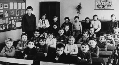 I. tfiída 1964 V. tfiída 1967 V. tfiída kolní rok 1967/68 1. fiada zleva: P. Uherková, M. Janásová, I. Jefiábková, H. Èastná, J. Michalãíková, R. Barvífiová, A. Koneãková, M. Zemãíková 2.