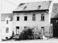 Chátrající kolní budova (J. Pavúãková 1990) tfiídka, ve které uãitelka Halasová vyuãovala 22 ÏákÛ 2. a 4. postupn roãník. 1. roãník zaãal dojíïdût do Horních Vûstonic, 3. a 5.