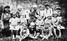 tefiské kole zapsáno 12 chlapcû a 13 dûvãat. Vyuãování v ak nebylo zahájeno, neboè nebyla náhrada za uãitelku Dobe ovou, která byla dnem 31. srpna 1947 pfieloïena do Vranova. Teprve 1.