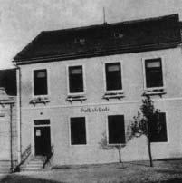 Proto byly pozdûji z malé pfiedsínû probourány dvefie a tím získala kola zvlá tní vchod. Pfiípisem ze dne 3. ãervna 1856 nafiídily vy í úfiady obecní radû v Pavlovû v stavbu nové kolní budovy.