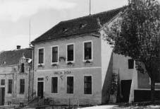 kolství a osvûty p. Antonínu MrÀousovi do Mikulova. 27. listopadu 1945 byla zvolena místní kolní rada (M R). Pfiedsedou byl zvolen Karel Prokop, jednatelem Tomá Fiala, pokladníkem Franti ek Zvonek.