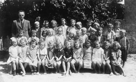 I. tfiída âerven 1947 1. tfiída, ve které bylo zapsáno 33 ÏákÛ. Vyuãoval Karel Prokop, fiídící uãitel 1.