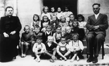 I. tfiída kolní rok 1950 1951 V záfií 1950 byla zdej í kola roz ífiena na trojtfiídní. V I. tfiídû bylo zapsáno 18 ÏákÛ.