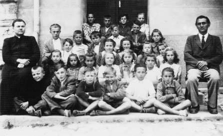 Dnem 1. dubna 1951 byla ustanovena na zdej í kolu uãitelka Kvûtoslava HobÏová, která dfiíve vyuãovala v Mikulovû. Na zdej í kole pfievzala vyuãování ve II. tfiídû, kde bylo zapsáno celkem 31 ÏákÛ.