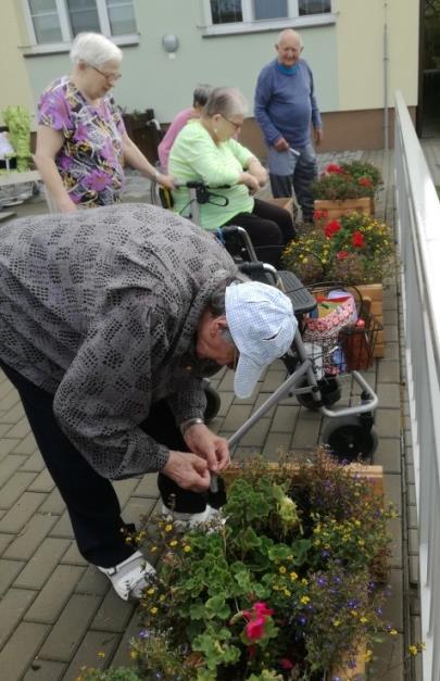 Dokázaly jsme mu, že máme v železných zásobách pěkně uleželou slivovici, a hned po snídani jsme si nalili na