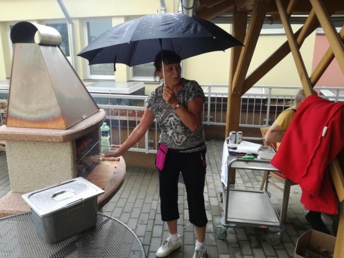 Opékání s harmonikou Dnes bychom všechny návštěvy přicházející do Domova přivítali plakátem Jsme na zahradě.