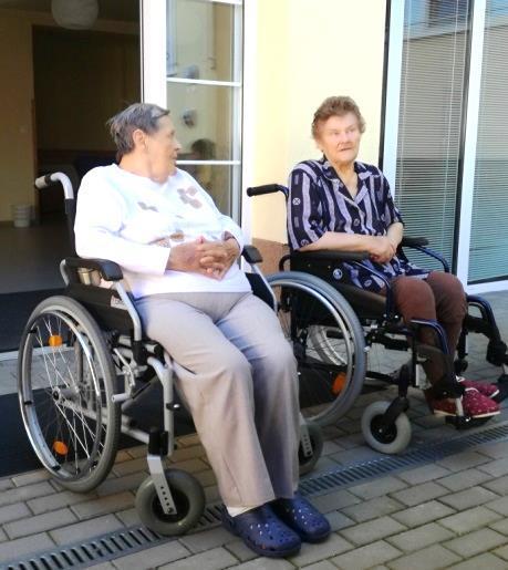 medicínou. A tak nám čas v domově zpestřuje povídání, a to jak individuální tak skupinové. Často to jsou příběhy mládí.