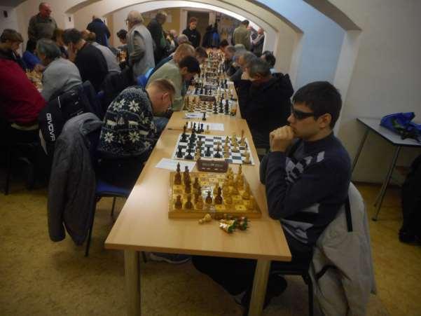 zrakový handicap se mu podařilo v partii zvítězit. Na čele tabulky trůní stále Kuřim B.