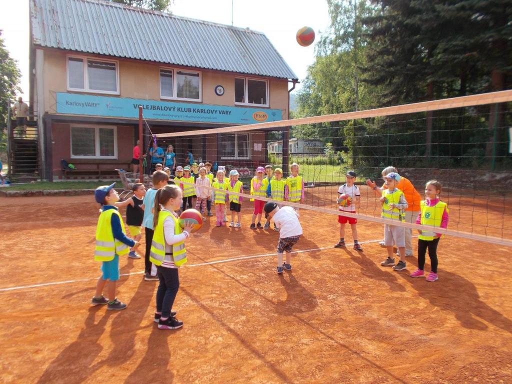 Volejbalové turnaj u AC Startu Třída Berušek (6-7 let) Turnaj jsme navštívili 16.6.2017. Pro děti bylo připraveno spousta soutěží mimo hlavní turnaj, za které dostávaly bonbony.