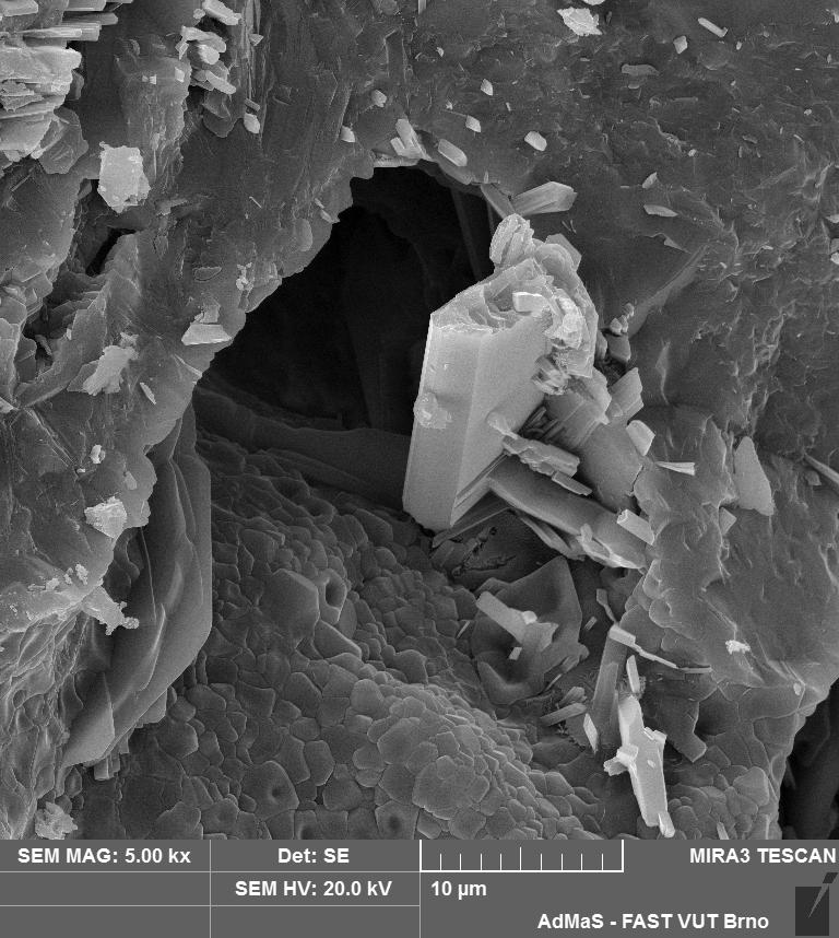 1090 C, zatímco u vzorků na bázi čistého popílku k rozkladu dochází až v čase izotermické výdrže při 1150 C. Mineralogické složení střepu po výpalu koresponduje s analýzou spalin.