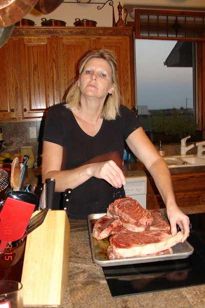 Teta připravila obrovské hovězí steaky a kupu omáček
