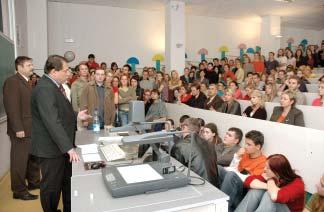 přednášel studentům, kteří zaplnili aulu do posledního místa, o hospodářském růstu ČR, jeho vývoji a příčinách. p edstihl jiû 2 zemï z p vodnì Ñpatn ctkyì ñ Maltu a Portugalsko.