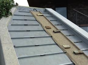 DRENÁŽNÍ ZPOMALOVAČE U šikmých vegetačních střech se používají drenážní zpomalovače, aby voda neodtékala ze střechy moc rychle.