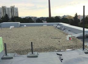 Dále je doporučeno použít drenáž u střech s téměř nulovým sklonem, jako ochranu proti přemokření rostlin.