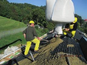 protože rostliny do ní můžou bez problému zakořenit. Zároveň slouží jako drenážní a hydroakumulační vrstva.