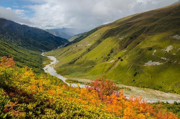 Krásné scenérie na treku do Ushguli Ushguli Ushguli je vesnička, obklopená obrovskými horami, která rozhodně stojí za to navštívit i když nejdete celý trek. Jezdí sem marshrutky z Mestie.