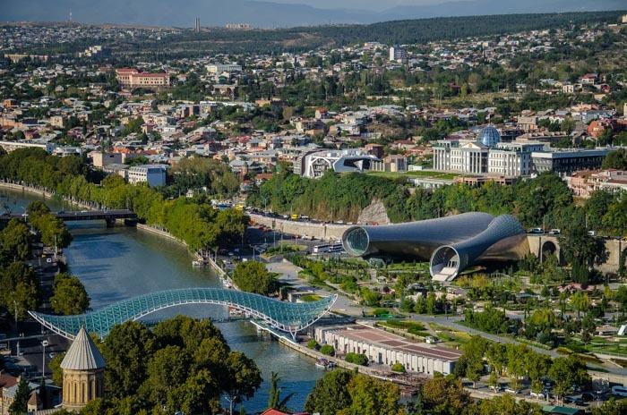 Centrum Tbilisi výhled z pevnosti Narikala Tbilisi Samotné Tbilisi je velice zajímavé svojí architekturou.