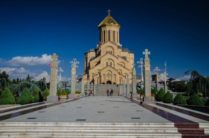 Holy Trinity Cathedral je naprosto monumentální stavba. Místa, která stojí za to navštívit v Tbilisi: Holy Trinity Cathedral jedna z největších náboženských budov na světě vůbec.