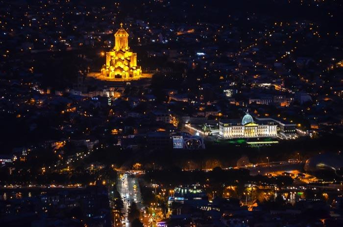 Výhled na Tbilisi z kopce Mtatsminda Gori Gori je rodné město Stalina je zajímavou kulturní vložkou.