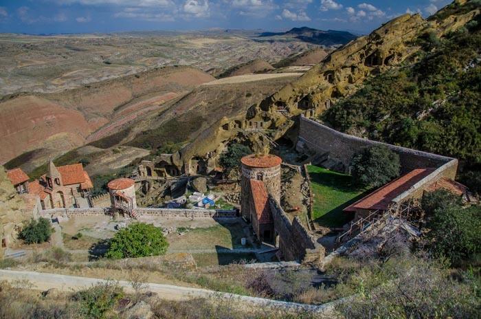 Klášterní komplex David Gareja Kazbegi, severní Gruzie Kazbegi je další horská gruzínská horská oblast, která sice není tak monumentální jako Svaneti, ale také rozhodně stojí za návštěvu.