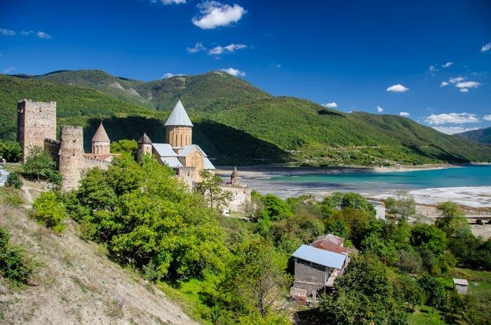 Ananuri hezký klášter u přehrady Památník gruzínsko-ruského přátelství Propagandistický památník, který je umístěn v krásném místě s výhledem na okolní údolí a hory.