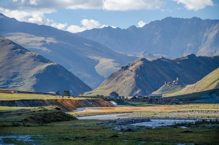 Malebné údolí Truso Ubytování v Kazbegi, Stepantsminda Můžeme vřele doporučit Guesthouse Elia. Milá majitelka, čisté pokoje a nádherné výhledy na protější Kazbeg a kostel Holy Trinity.