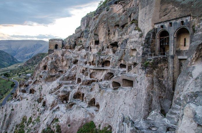 Nepřeberné množství jeskyní a skalních chodeb v komplexu Vardzia Pevnost Rabati Po cestě do Vardzia stojí za to si zastavit ve městě Akhaltsikhe na místní pevnost Rabati.