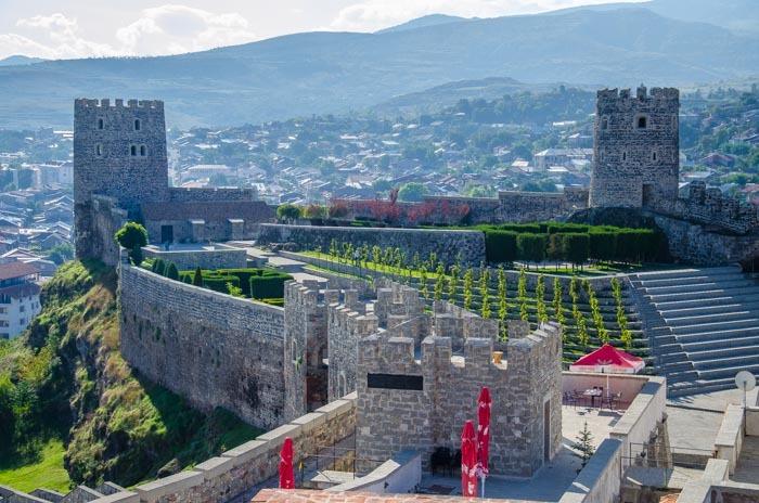 Modernizovaná pevnost Rabati v Akhaltsikhe Národní park Borjomi Kharagauli Pokud máte na Gruzii více času, určitě stojí za to si projít nějaký trek v národním parku Borjomi-Kharagouli.