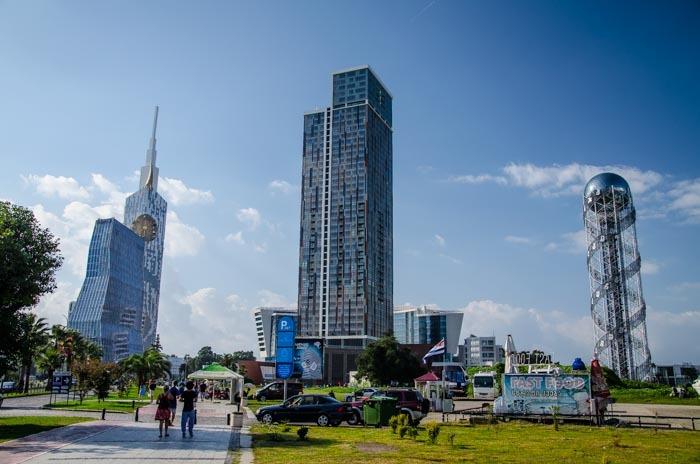 Moderní architektura v Batumi V Batumi stojí za to si pěšky projít centrum a nábřeží, kde najdete několik architektonicky zajímavých staveb i tančící fontánu.